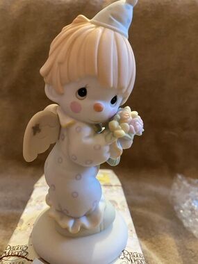 Precious Moments Pastel Angel Figurine - Pink, Cream, Yellow Bouquet
